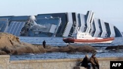 Chiếc tàu bị lâm nạn Costa Concordia nằm ngoài khơi nước Ý