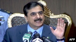 Thủ tướng Pakistan Yusuf Raza Gilani nói rằng chính phủ ông sẽ không sụp đổ, bất chấp hành động của đảng MQM