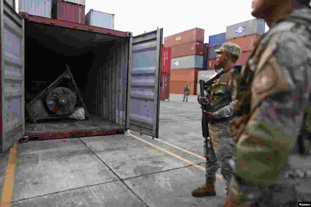 Nhân viên an ninh Panama đứng cạnh container chứa các thiết bị quân sự thu giữ từ tàu treo cờ Bắc Triều Tiên Chong Chon Gang, ngày 17/7/2013.