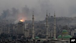 Khói lửa bốc lên sau một cuộc không kích vào quân nổi dậy ở miền đông Aleppo, Syria, 5/12/2016.