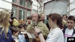 Nhà văn Nga Alexander Solzhenitsyn ký tặng sách 'Quần đảo Ngục tù' sau khi gặp gỡ học sinh của trường số 1 tại Vladivostok năm 1994. Ông Solzhenitsyn trở về Nga ngày 27/5/1994 sau 20 năm sống lưu vong.