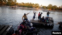 Thêm một đoàn di dân từ Honduras đang trên đường tới Hoa Kỳ, nhóm này đang vượt sông Suchiate để sang Mexico từ Guatemala, ngày 18/1/2019.