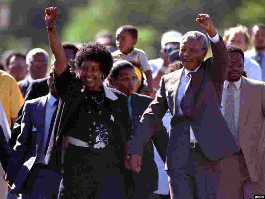 &Ocirc;ng Nelson Mandela v&agrave; phu nh&acirc;n Winnie vẫy ch&agrave;o người ủng hộ khi &ocirc;ng rời khỏi nh&agrave; t&ugrave; Victor Verster ng&agrave;y 11/2/1990, sau khi bị giam cầm suốt 27 năm.