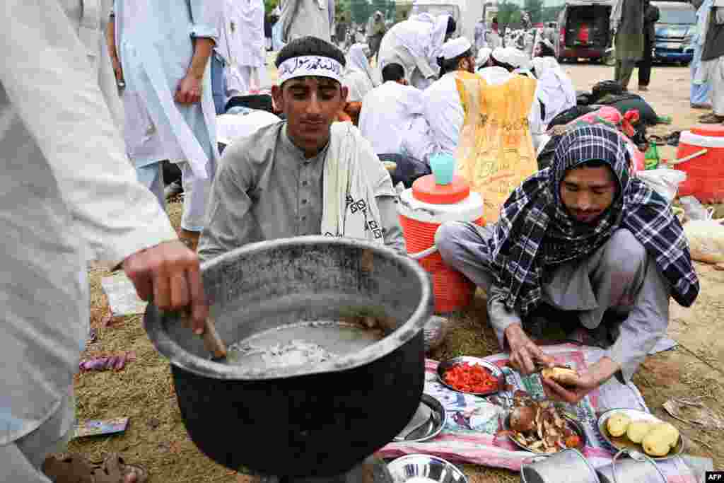 مارچ میں شریک کئی قافلوں نے اپنی مدد آپ کے تحت ناشتے کا انتظام کیا۔