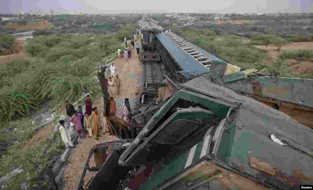 جائے حادثہ پر قریبی مکین کھڑے ہیں