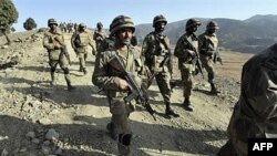 Lực lượng Pakistan tuần tra trong vùng bộ tộc Nam Waziristan đầy bất ổn dọc biên giới Afghanistan