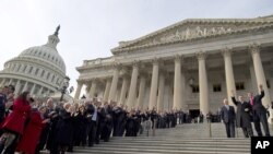 Các đại biểu Quốc hội Hoa Kỳ trước Ðiện Capitol ở Washington, ngày 3/1/2013.