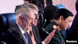 Bộ trưởng Quốc phòng Mỹ Jim Mattis và Bộ trưởng Quốc phòng Việt Nam Ngô Xuân Lịch tại Philippines ngày 24/10/2017. 