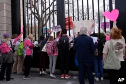 ABD Başkan Yardımcısı Kamala Harris İsrail Savaş Kabinesi Üyesi Benny Gantz ile Beyaz Saray'da görüşürken dışarda bir grup protestocu Gazze için ateşkes çağrısında bulundu, 4 Mart 2024.