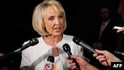 Thống đốc bang Arizona Jan Brewer nói rằng bà sẵn sàng đưa vụ này lênTối Cao Pháp Viện nếu cần