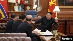 Lãnh tụ Bắc Triều Tiên Kim Jong Un gặp gỡ với phái đoàn ngoại giao gồm các quan chức vừa tới thăm Hoa Kỳ. 