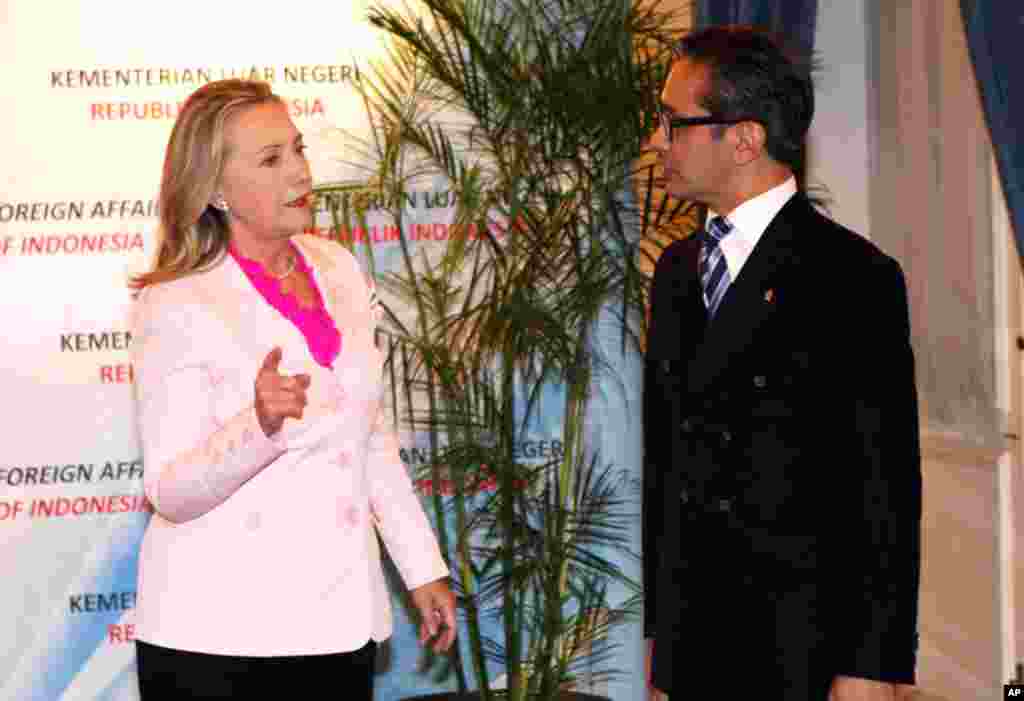 Ngoại trưởng Clinton v&agrave; Ngoại trưởng Marty Natalegawa của Indonesia gặp nhau tại Jakarta, 3/9/2012. (AP Photo/Dita Alangkara)