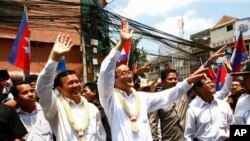 Lãnh đạo Đảng Cứu Quốc đối lập Sam Rainsy và Phó Chủ tịch Kem Sokha trong một cuộc tuần hành tại Phnom Penh, ngày 30/3/2014.