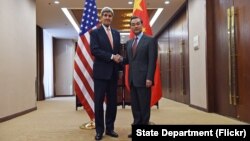 Ngoại trưởng Mỹ John Kerry và Ngoại trưởng Vương Nghị trong cuộc họp báo chung tại Bộ Ngoại giao Trung Quốc ở Bắc Kinh, ngày 27/1/2016.