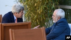 Ngoại trưởng Mỹ John Kerry, trái, nói chuyện với Ngoại trưởng Iran Mohammad Javad Zarif tại Geneva, Thụy Sĩ, 30/5/2015.