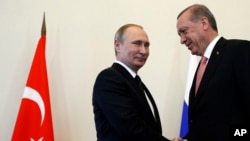 Tổng thống Nga Vladimir Putin (trái) chào đón Tổng thống Thổ Nhĩ Kỳ Recep Tayyip Erdogan tại cung điện Konstantin, Nga, 9/8/2016.