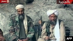 Osama bin Laden, trái, và Ayman al-Zawahri, phải, tại một địa điểm bí mật, 10/2001