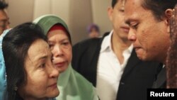 Bà Rosmah Mansor (trái), phu nhân của Thủ tướng Malaysia Najib Razak, khóc với các thành viên gia đình của hành khách trên chuyến bay Malaysia MH370 bị mất tích tại một khách sạn ở Putrajaya, ngày 9/3/2014.