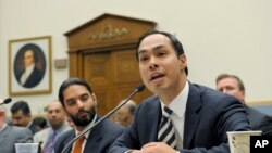 Ông Julian Castro, thị trưởng của San Antonio, Texas (phải) điều trần tại trụ sở Quốc hội 2/5/13