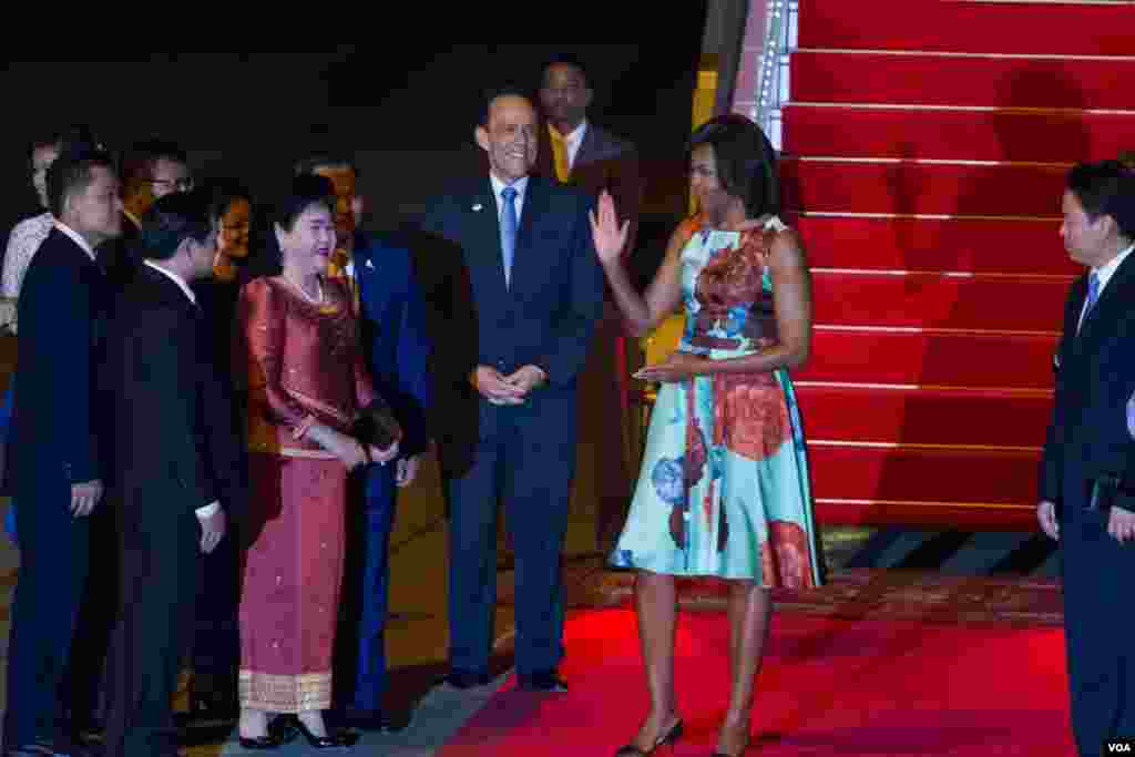 Đệ nhất Phu nhân Hoa Kỳ Michelle Obama được phu nhân của Thủ tướng Hun Sen, Bun Ranny ra đón tại sân bay quốc tế Siem Reap.