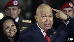 Tổng thống Chavez chỉ cho thấy tóc ông đã mọc lại sau khi được hóa trị để chữa ung thư