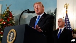 Tổng thống Mỹ Donald Trump loan báo chính thức công nhận Jerusalem là thủ đô của Israel trong Phòng Tiếp tân Ngoại giao của Nhà Trắng, ngày 6 tháng 12, 2017.