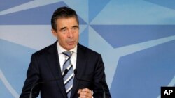 Tổng thư ký NATO Anders Fogh Rasmussen phát biểu trong cuộc họp báo tại Brussels, ngày 21/2/2013.