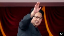 Lãnh tụ Bắc Triều Tiên Kim Jong Un vẫy chào đám đông từ ban công cao nhìn xuống Quảng trường Kim Il Sung.