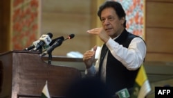 وزیرِ اعظم عمران خان نے کہا ہے کہ ان کی کوشش ہو گی کہ نواز شریف کو وطن واپس لایا جائے اور وہ انہیں وی آئی پی نہیں بلکہ عام جیل میں رکھا جائے۔ (فائل فوٹو)