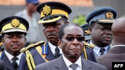 Tổng thống Robert Mugabe nói với những người ủng hộ rằng những sự việc xảy ra bên trong liên minh là “ngu xuẩn”.