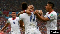 Eduardo Vargas (thứ 2 từ trái) mở đầu chiến thắng cho Chile trước đương kim vô địch Tây Ban Nha ở phút thứ 20.