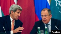 Ngoại trưởng Hoa Kỳ John Kerry (trái) nói chuyện với Ngoại trưởng Nga Sergey Lavrov trước cuộc họp ở Vienna, Áo, 30/10/2015.