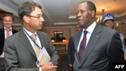 Ông Alassane Ouattara (phải) tuyên bố một ủy ban cấp cao của Liên hiệp Châu Phi đã xác nhận ông là người chiến thắng trong cuộc bầu cử Tổng thống Côte D'Ivoire