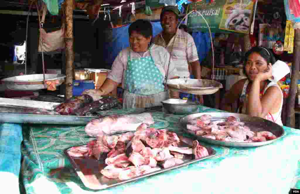 Chợ c&aacute; ở Masinloc, Philippines. (D. Schearf/VOA)