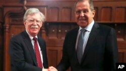 Cố vấn An ninh Quốc gia Mỹ John Bolton, trái, và Bộ trưởng Ngoại giao Nga Sergey Lavrov trước cuộc họp tại Moscow, ngày 22/10/2018. 