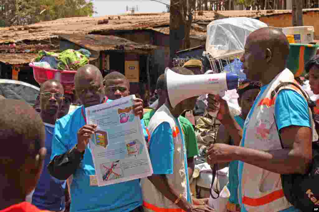 Nhân viên y tế hướng dẫn dân chúng&nbsp;về virus Ebola và làm thế nào để ngăn lây nhiễm tại Conakry, Guinea.