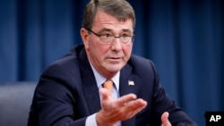 Bộ trưởng Quốc phòng Hoa Kỳ Ashton Carter phát biểu tại Lầu Năm Góc, ngày 16/4/2015. 