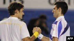 Hai tay vợt Roger Federer, Thụy Sĩ và Novak Djokovic, Serbia