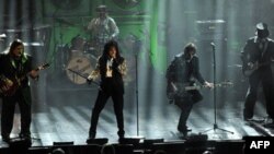 Alice Cooper ve grubu New York'ta bir Rock and Roll konserinde