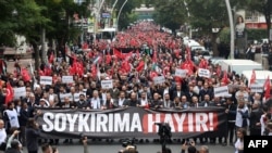 "Soykırıma Hayır" yazılı pankart taşıyan göstericiler, Filistinlilere destek için Ankara'da Kocatape Camii'nden Abdi İpekçi Parkı'na yürüdü.