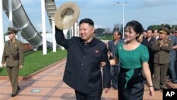 Lãnh tụ Bắc Triều Tiên Kim Jong Un và phu nhân Ri Sol Chu