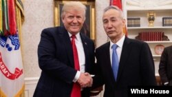 Ông Trump và ông Lưu tại Nhà Trắng năm ngoái.