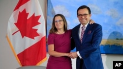 Bộ trưởng Ngoại giao Canada Chrystia Freeland (trái) gặp Bộ trưởng Kinh tế Mexico Ildefonso Guajardo Villarreal tại Washington ngày 15/8/2017.