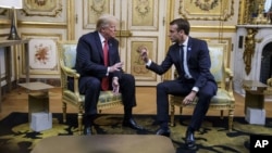 Tổng thống Mỹ Donald Trump (trái) và Tổng thống Pháp Emmanuel Macron trong Điện Élysée, ngày 10 tháng 11, 2018