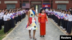 Đệ nhất phu nhân Michelle Obama và phu nhân Thủ tướng Campuchia Bun Rany thăm trường trung học Hun Sen Prasaat Bankong ở ngoại ô Siem Reap, 21/3/2015.