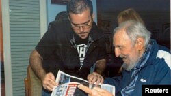 Cựu lãnh tụ Cuba Fidel Castro nói chuyện với Chủ tịch Liên đoàn Sinh viên Trường Đại học Cuba tại tư gia ở Havana.