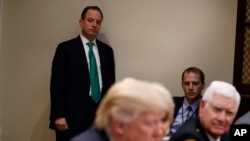 Tư liệu - Chánh văn phòng Nhà Trắng Reince Priebus đứng nghe Tổng thống Donald Trump phát biểu với các cảnh sát trưởng quận hạt trong Phòng Roosevelt của Nhà Trắng, ngày 7 tháng 2, 2017. 