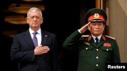 Bộ trưởng Quốc phòng Mỹ Jim Mattis (trái) và Bộ trưởng Quốc phòng Việt Nam Ngô Xuân Lịch, gặp nhau vào tháng 8/2017 tại Mỹ.