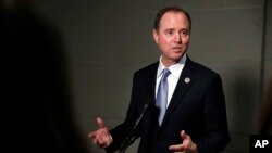 Dân biểu Adam Schiff, Đảng Dân Chủ/California, thành viên cao cấp của Ủy ban Tình báo Hạ viện Mỹ, nói chuyện với truyền thông hôm 30/11/2017