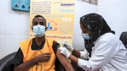 Sudan'ın başkenti Hartum'daki Jabra Hastanesi'nde AstraZeneca aşısı uygulanan bir sağlık çalışanı